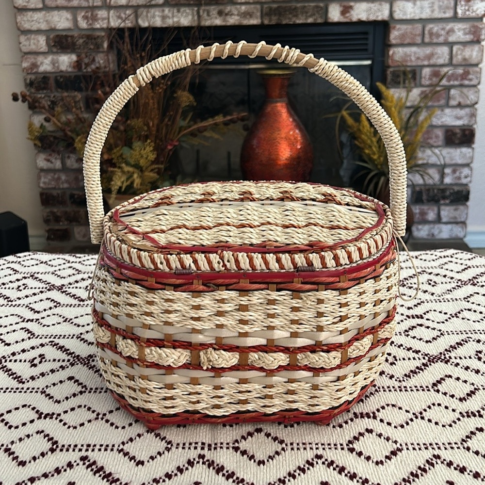 Vintage JCPenney Sewing Basket Constructed from Woven Wicker. - Picture 4 of 12